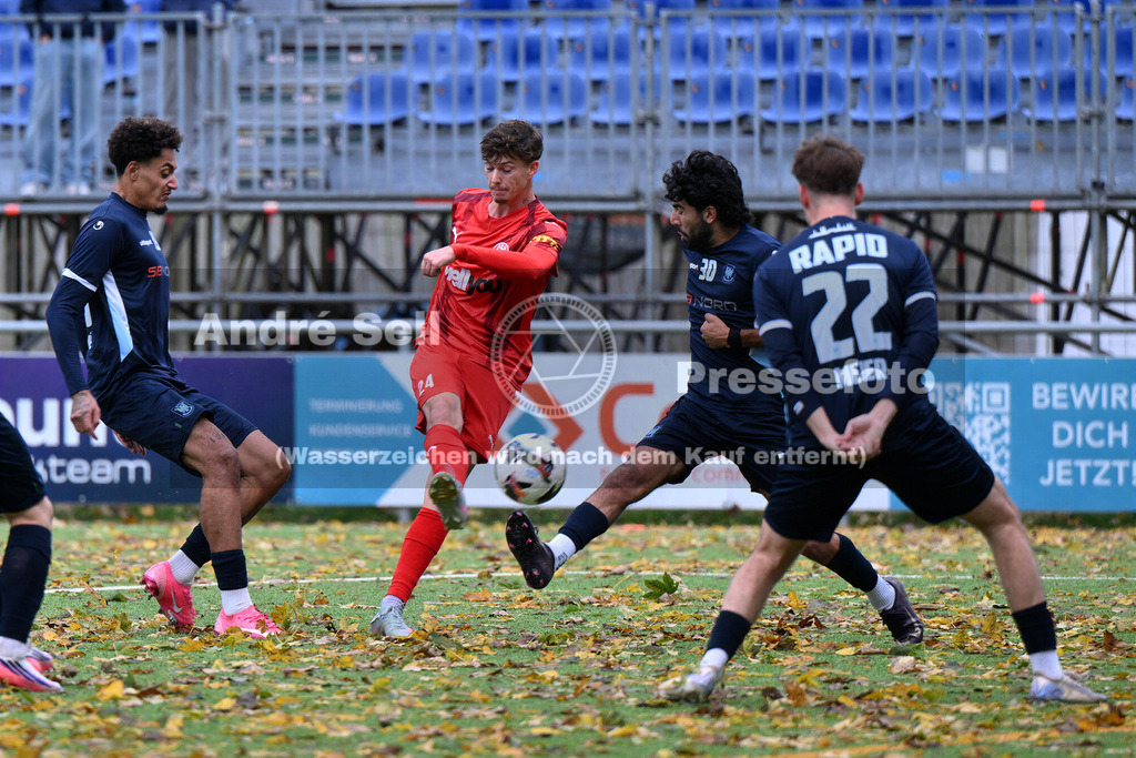 FC Kilia Kiel vs SC Rapid Lübeck | Marvin Müller (Kilia #24) vs Thierry Spiecker (Rapid #19) &amp; Deyr Sefer (Rapid #30) &amp; Lasse Meier (Rapid #22) / Fußball-Oberliga Männer 2026/2027 / FC Kilia Kiel vs SC Rapid Lübeck / Kilia Sportplatz / Kiel / 24.10.26 - Realisiert mit Pictrs.com