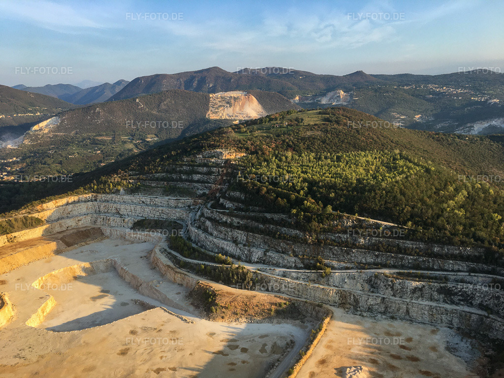Luftbild: Kalksteinbruch Cava Italcementi in Mazzano im Bundesland Brescia in Italien. – Foto: IMG-135033.jpg vom 23.09.2022 durch Werner Riehm/FLY-FOTO.de – Auflösung des Originals: 4032 x 3024 px – Heidelberg MaterialsHeidelberg Materials