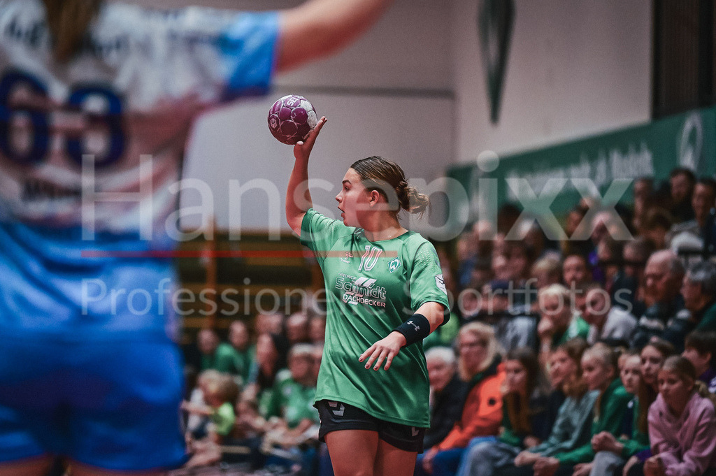 Handball, 2. Bundesliga Frauen, SV Werder Bremen - TuS Lintfort | v.li.: Madita Probst (SV Werder Bremen, 10) am Ball, Spielszene, Aktion, Action