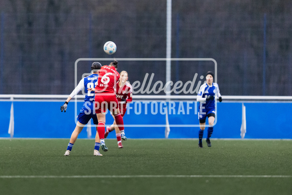 Fußball I Frauen I Saison 2025-2026 I Testspiel I FC Schalke 04 - SpVg Aurich I 14.02.2026-013 | Dana Salic (21, FC Schalke 04) Sina Brühl (6, SpVg Aurich) - Realisiert mit Pictrs.com