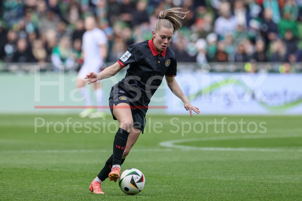 Fussball, Google Pixel Frauen-Bundesliga, SV Werder Bremen - Bayer 04 Leverkusen | v.li.: Janou Levels (Bayer 04 Leverkusen, 5) am Ball, Einzelbild, Ganzkörper, Aktion, Action, Spielszene, DIE DFB-RICHTLINIEN UNTERSAGEN JEGLICHE NUTZUNG VON FOTOS ALS SEQUENZBILDER UND/ODER VIDEOÄHNLICHE FOTOSTRECKEN. DFB REGULATIONS PROHIBIT ANY USE OF PHOTOGRAPHS AS IMAGE SEQUENCES AND/OR QUASI-VIDEO.