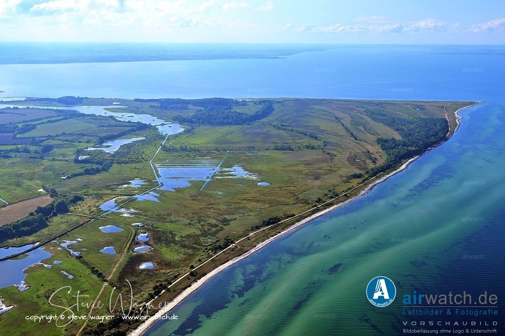 Geltinger Birk Luftbild - Das Geltinger Noor ist seit 1934 unter Naturschutz gestellt | Das Naturschutzgebiet ist Teil des europäischen Natura-2000-Netzwerks und gehört zum FFH-Gebiet „Küstenbereiche Flensburger Förde von Flensburg bis Geltinger Birk“ und zum Europäischen Vogelschutzgebiet „Flensburger Förde“. Das Geltinger Noor ist seit 1934 unter Naturschutz gestellt und wurde 1986 um zusätzliche Flächen erweitert, darunter eine 300 Meter breite Wasserfläche zwischen Birknack und Falshöft.