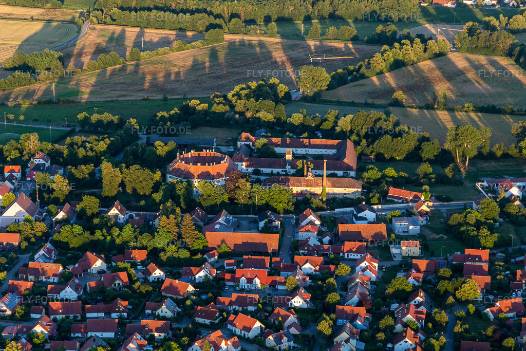 Luftbild: Schloß Sünching in Sünching im Bundesland Bayern in Deutschland. – Foto: IMG_133333.jpg vom 03.07.2022 durch Werner Riehm/FLY-FOTO.de – Auflösung des Originals: 5472 x 3648 px – Gemeinde Sünching | Gemeinde Sünching