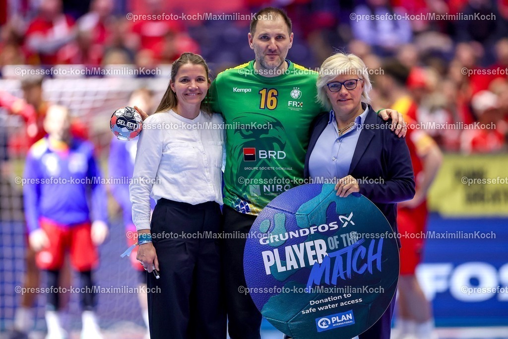 EHF20012601075 | 20.01.2026, Handball, Men's EHF EURO 2026, Nordmazedonien - Rumänien, Jyske Bank Boxen in Herning, Dänemark, Preliminary Round: Player of the Match Ehrung Auszeichnung Ehrung  Mihai Catalin Popescu (Romania #16) 