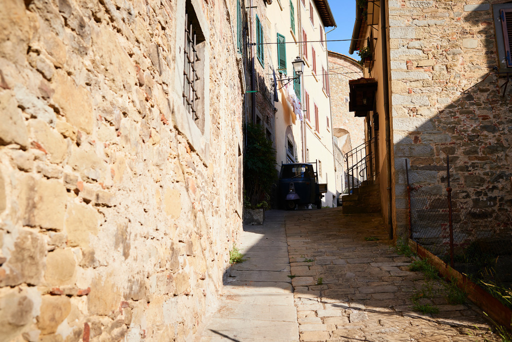 Blaues Mopedauto in der Altstadtgasse | Cortona, Italien - August 29, 2016: Blaues Mopedauto in der Altstadtgasse. - Realisiert mit Pictrs.com