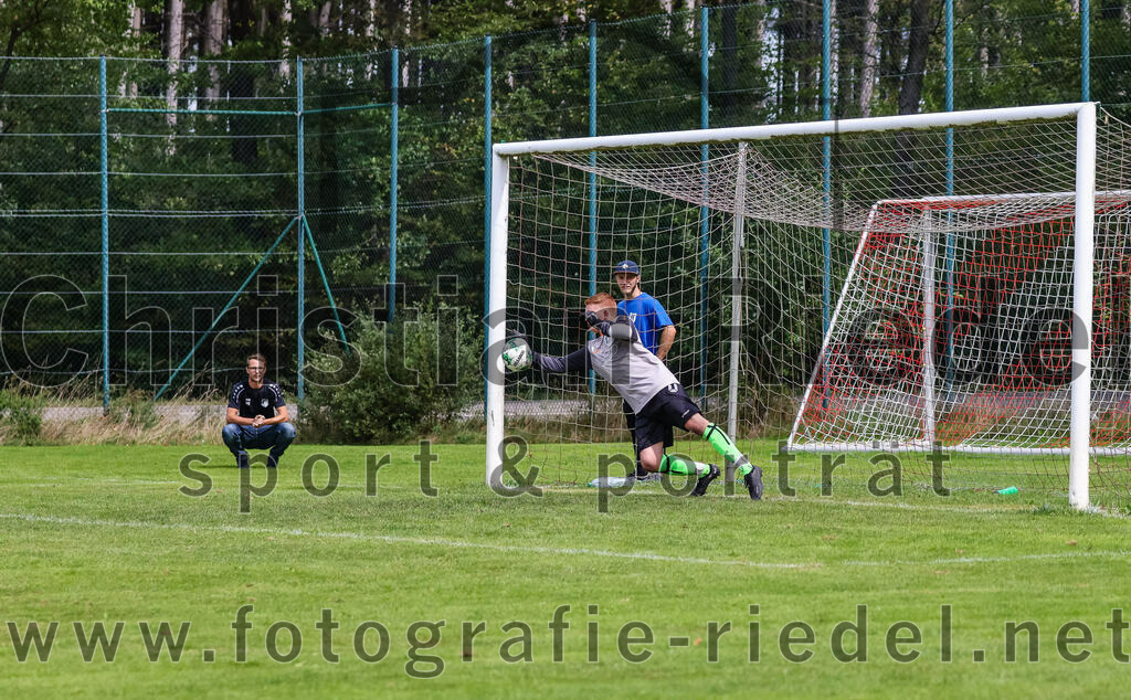 2023-09-03_063_TSV_Oberpframmern_II_gegen_TSV_Hohenbrunn_II | Oberpframmern, Deutschland, 03.09.2023:
Fußball, B-Klasse 2023 / 2024, 3. Spieltag, TSV Oberpframmern II gegen TSV Hohenbrunn II, Endergebnis: 0:2

Torwart Toni Rudolph (TSV Hohenbrunn, #20)

Foto: Christian Riedel / fotografie-riedel.net