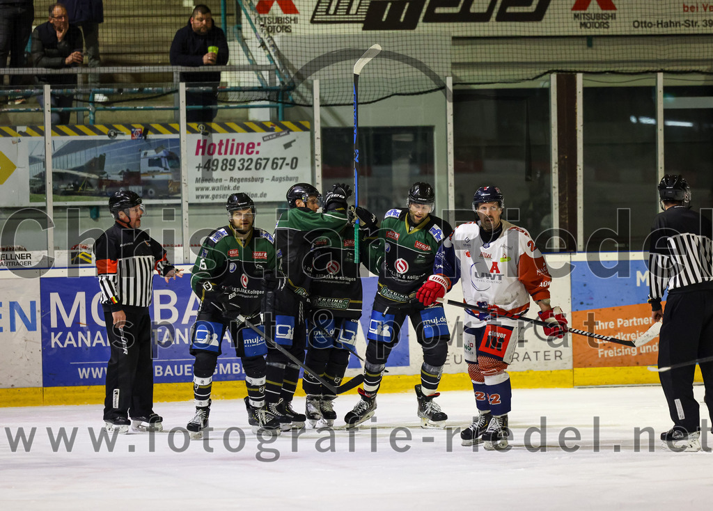 2023-03-07_100_TSV_Erding_gegen_ESC_Kempten | Erding, Deutschland, 07.03.2023:
Eishockey, Bayernliga Playoffs 2022 / 2023, Viertelfinale, TSV Erding gegen ESC Kempten, Endergebnis: 9:3

Elias Maier (Erding Gladiators, #15), Daniel Rau (ESC Kempten, #22), Michael Trox (Erding Gladiators, #86)

Foto: Christian Riedel / fotografie-riedel.net
