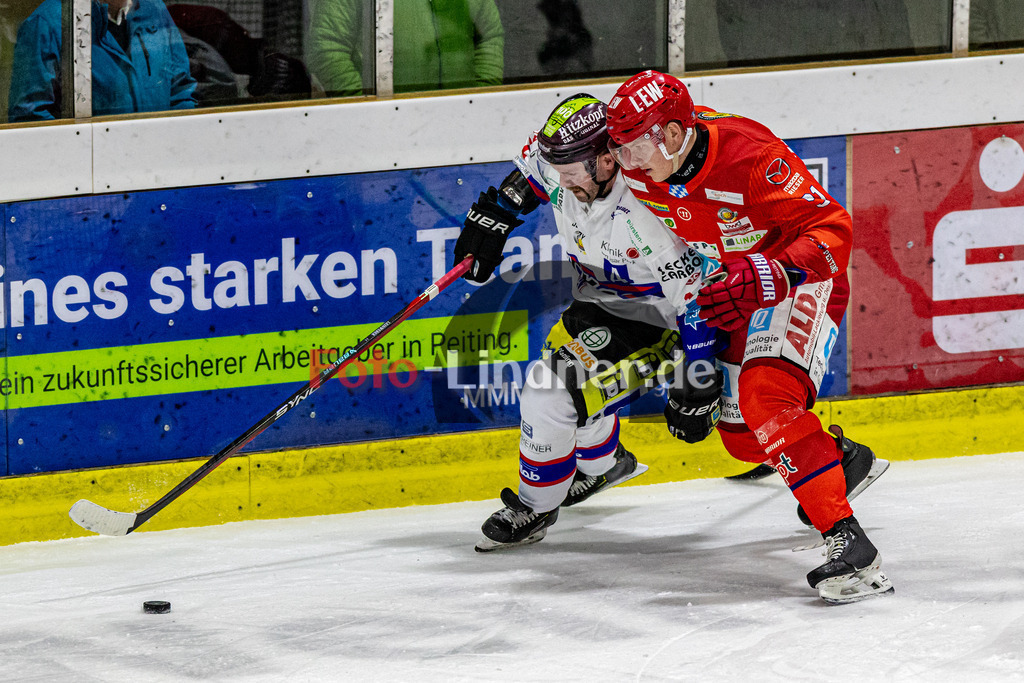 EC Peiting vs Deggendorfer SC | Eishockey Oberliga Süd 2023/2024, EC Peiting vs Deggendorfer SC, 20231119,
Kampf um den Puck Curtis LEINWEBER (DSC 11) und Marco NIEWOLLIK (ECP 91),
2023-11-19 in Peiting (Eisstadion)
11 Curtis LEINWEBER (DSC 11), 91 Marco NIEWOLLIK (ECP 91)
Copyright: WolfgangxLindner foto-lindner.de