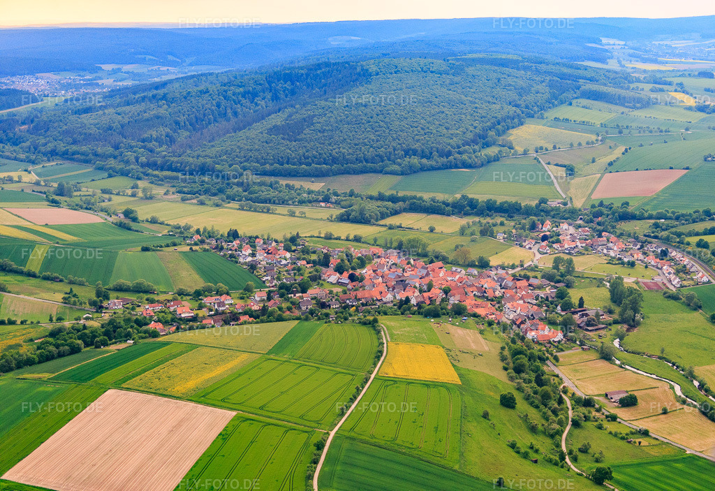 Luftbild: Dorfansicht aus Südosten im Ortsteil Vernawahlshausen in Wesertal im Bundesland Hessen in Deutschland. Foto: IMG_079543.jpg vom 24.05.2015 durch Werner Riehm/FLY-FOTO.de