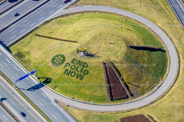 Kamen220300013KamenerKreuzRotary | 20.000 Tulpen werden bei dieser Aktion des Rotary Clubs Kamen am Kamener Kreuz unterhalb der Hubschrauberskulptur erblühen , Kamen, Ruhrgebiet, Nordrhein-Westfalen, Deutschland