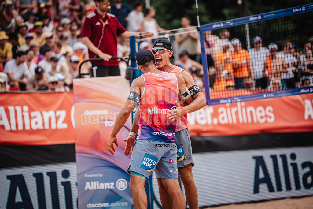 Beachvolleyball | Männer | Allianz German Beach Tour 2025 | Tourstop München | 05.07.2025 | v.l. Mathias Seiser und Laurenc Grössig jubeln