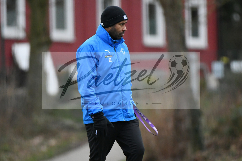 20200220_TRAOSN_0004 | Fussball, Herren: Trainer Daniel Thioune (VfL Osnabrueck) schaut waehrend der Trainingseinheit des VfL Osnabrueck im Sportpark Illoshoehe am 20.02.2020 in Osnabrueck, Deutschland. - Realisiert mit Pictrs.com
