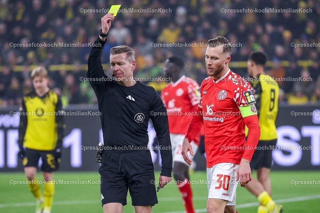 BVB13022601042 | 13.02.2026, Fußball, Borussia Dortmund - 1.FSV Mainz 05,, 1. Fußball Bundesliga, 22. Spieltag, Signal Iduna Park, Saison 2025 2026: Schiedsrichter zeigt Gelbe Karte für Silvan Widmer&nbsp;(1.FSV Mainz05 #30)   DFB regulations prohibit any use of photographs as image sequences and or quasi-video.