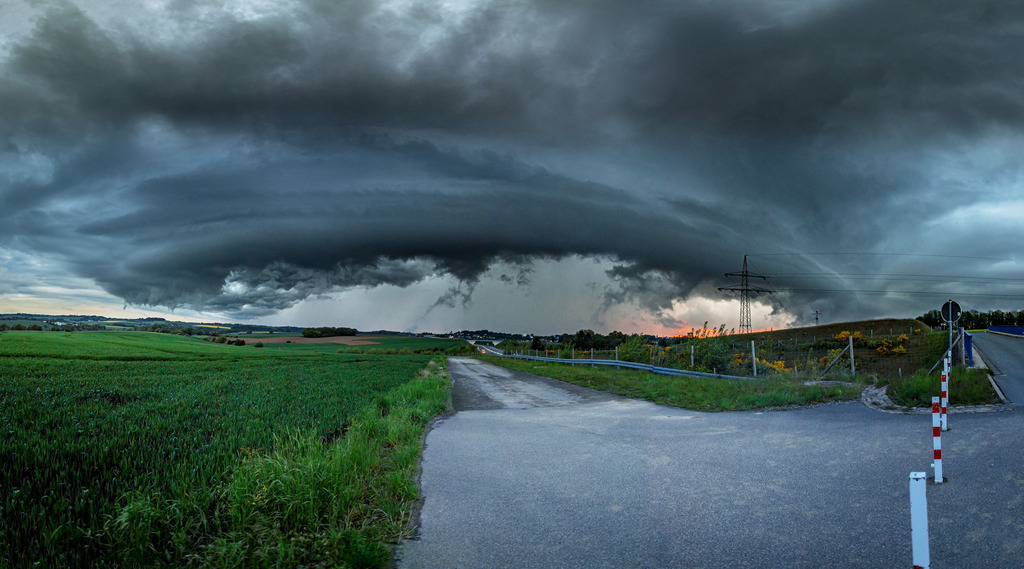 Panorama einer Gewitterzelle | Hier jetzt die schönsten Landschaft,Wetter und Tier als Wandbilder und vieles mehr zum günstigen preis bestellen, Der Fotograf aus Heiligenhaus - Realisiert mit Pictrs.com