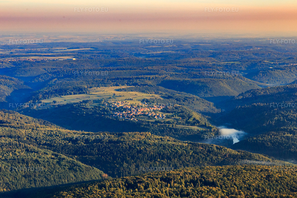 Vue aérienne: Vue de la ville depuis le sud à Eschbourg dans le département Bas Rhin, France – .Photo: IMG_111678.jpg prise le 16/09/2018 par Werner Riehm/FLY-FOTO.eu – Résolution de l'original: 5274 x 3516 px
