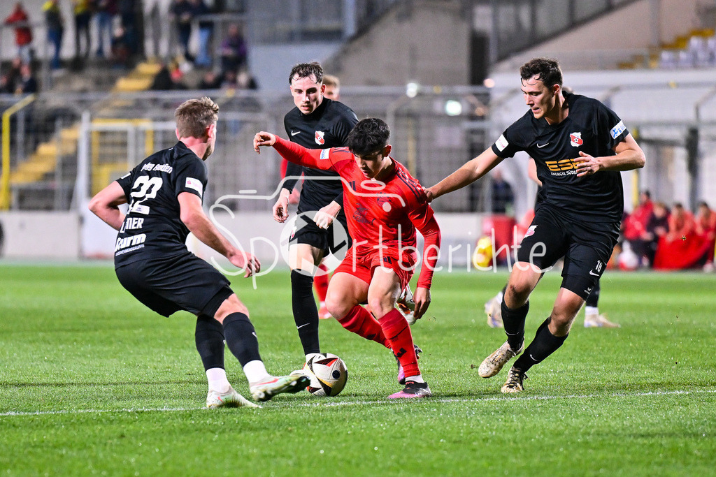 FC Bayern Amateure - SpVgg Hankofen-Hailing | im Duell Tobias LERMER (Hankofen 22) / Felipe CHAVEZ (FC Bayern München II #6) und Benedikt GAENGER (Hankofen 18) / Zweikmapf / Regionalliga Bayern: FC Bayern Muenchen II - SpVgg Hankofen-Hailing, Gruenwalder Stadion am 28.03.2025