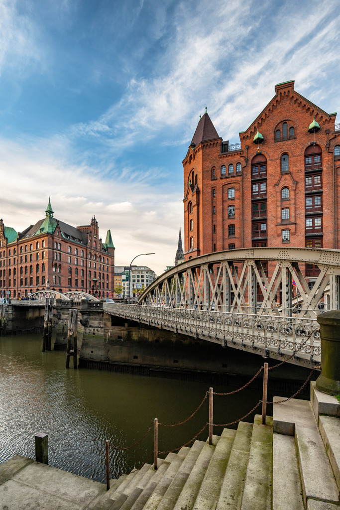 10230418 - Neuerwegsbrücke | Blick auf die Neuerwegsbrücke in der Speicherstadt.