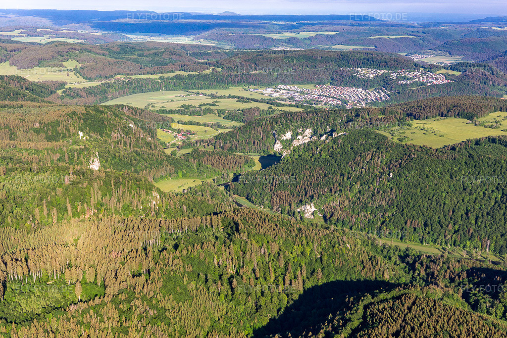 Luftbild:  in Fridingen an der Donau im Bundesland Baden-Württemberg in Deutschland. – Foto: IMG_132176.jpg vom 27.05.2022 durch Werner Riehm/FLY-FOTO.de – Auflösung des Originals: 5472 x 3648 px – Stadt Fridingen