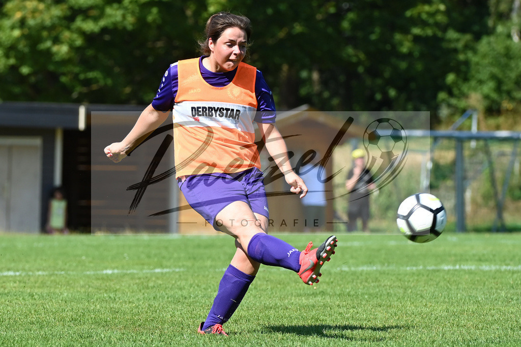 VFBGRE20200816_0045 | Fussball, Frauen:   bei dem Testspiel zwischen VfB Schinkel und TSG 07 Burg Gretesch IV auf der Sportanlage am Zuschlag am 16.08.2020 in Osnabrueck, Deutschland. - Realisiert mit Pictrs.com