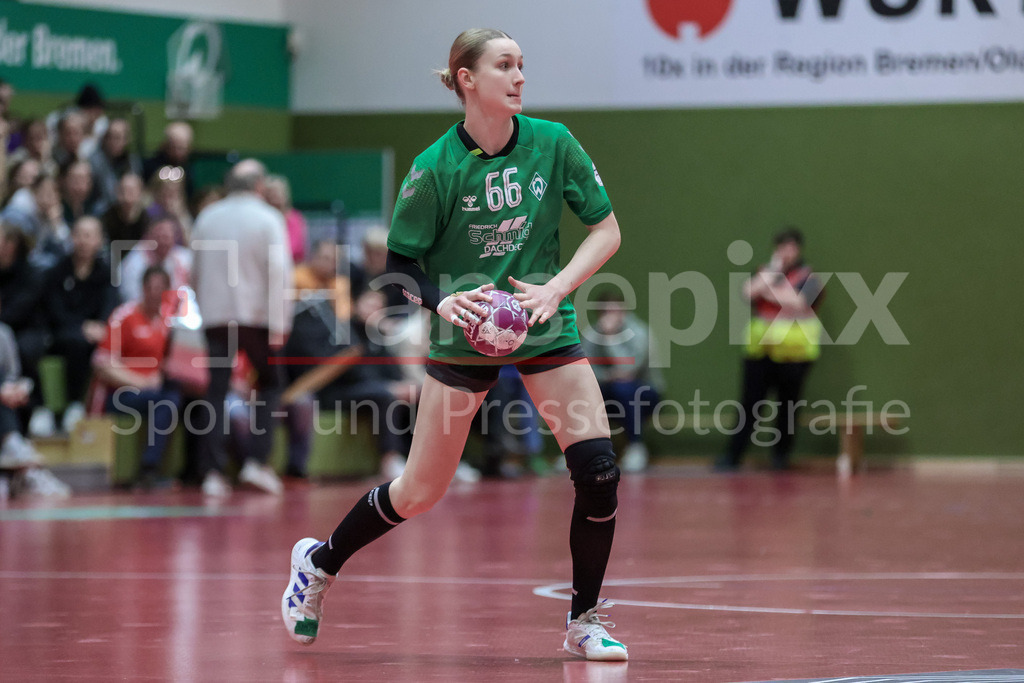 Handball, 2. Bundesliga Frauen, SV Werder Bremen - HSV Solingen-Gräfrath 76 | v.li.: Luise Albert (SV Werder Bremen, 66) Freisteller am Ball, Einzelfoto, Spielszene, Aktion, Action