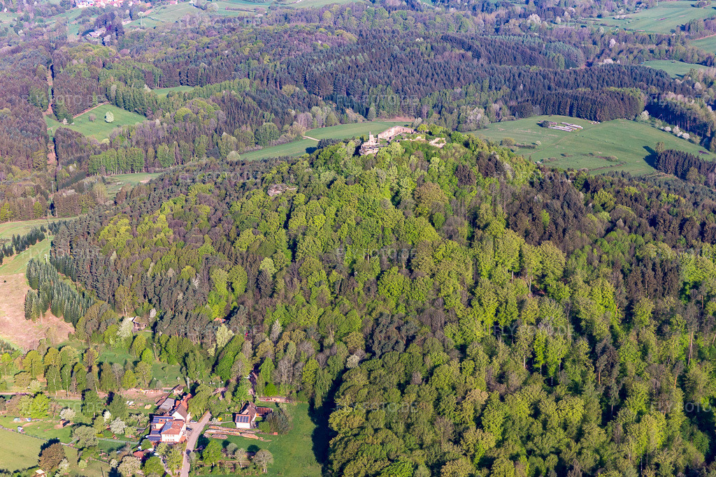Luftbild: Burgruine Lindelbrunn über dem Cramerhaus in Vorderweidenthal im Bundesland Rheinland-Pfalz in Deutschland. Foto: IMG_106887.jpg vom 22.04.2018 durch Werner Riehm/FLY-FOTO.de