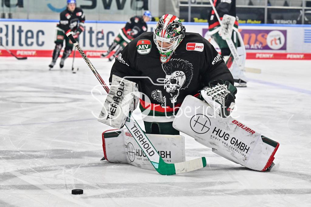 Augsburger Panther - Löwen Frankfurt  | im Bild Strauss MANN (Augsburger Panther #38) beim warmup vor der Partie / Freisteller / Einzelfoto / DEL: Augsburger Panther - Loewen Frankfurt, Curt Frenzel Stadion am 12.01.2025