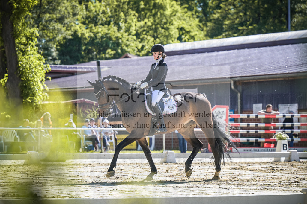 DOS_2404 | Entdecke hochwertige Reitturnierfotos von Foto Oger. Professionell, emotional und authentisch – jetzt Lieblingsmomente im Shop bestellen.Deutschlandweite Turnierfotografie. - Realisiert mit Pictrs.com