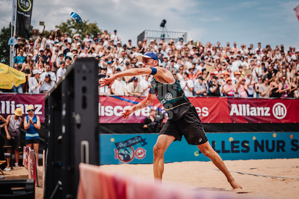 Beachvolleyball | Männer | Allianz German Beach Tour 2025 | Tourstop München | 06.07.2025 | Momme Lorenz schmeißt seine Brille weg