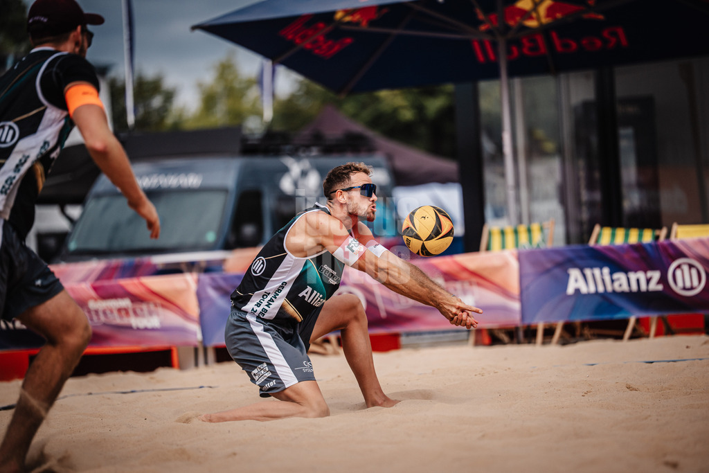 Beachvolleyball | Männer | Allianz German Beach Tour 2025 | Tourstop Berlin | 22.08.2025 | Jonas Sagstetter nimmt den Ball an