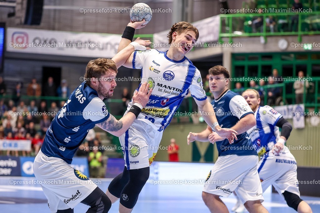 BHC11122501011 | 11.12.2025, Handball, HBL, Bergischer HC - ThSV Eisenach, Unihalle Wuppertal: Felix Aellen (Eisenach #22) beim Wurf gegen Gerdas Babarskas (BHC #14) 