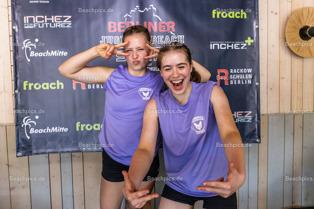 2025-200076248-Jugend-Beach-Serie-Fotobox | Pinar Atalay, Bundeskanzler Friedrich Merz 31.05.2025; Berlin Foto: Gerold Rebsch - www.beachpics.de