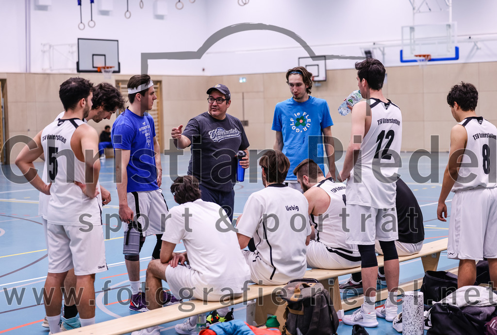 2022-04-03_005_TSV_Vaterstetten_gegen_SV_Weissblau-Allianz_Muenchen | Vaterstetten, Deutschland, 03.04.2022:
Basketball, Bezirksoberliga Herren 2021 / 2022, 14. Spieltag, TSV Vaterstetten gegen SV Weißblau-Allianz München, Endergebnis: 86:54

Jonathan Andre (TSV Vaterstetten, #5), Luca Maurice Kohll (TSV Vaterstetten, #10), Trainer Daniel Paz (TSV Vaterstetten), Maximilian Metzger (TSV Vaterstetten, #12), Benicio Trinidad Paz (TSV Vaterstetten, #8)

Foto: Christian Riedel / fotografie-riedel.net