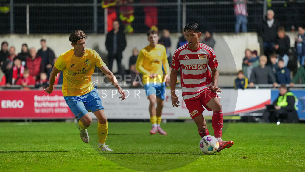 Fußball, Herren, Saison 2025/2026, Testspiel, Freundschaftsspiel, FSV 63 Luckenwalde vs. 1.FC Union Berlin, Mittwoch 08.10.2025, Werner-Seelenbinder-Stadion Luckenwalde, | Fußball, Herren, Saison 2025/2026, Testspiel, Freundschaftsspiel, FSV 63 Luckenwalde vs. 1.FC Union Berlin, Mittwoch 08.10.2025, Werner-Seelenbinder-Stadion Luckenwalde, Im Bild: Phillip König (l. Luckenwalde) und Wooyeong Jeong (r. Union) - Realisiert mit Pictrs.com