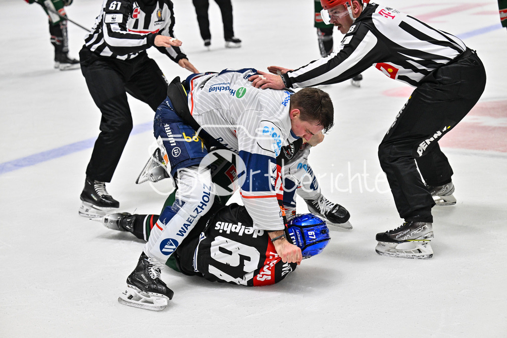 Augsburger Panther - Iserlohn Roosters | Kampf zwischen Johannes HUSS (Iserlohn Roosters 55) und Florian ELIAS (Augsburger Panther #67) / Faustkampf / fliegende Faeuste / Fight / DEL: Augsburger Panther - Iserlohn Roosters, Curt Frenzel Stadion am 17.11.2024