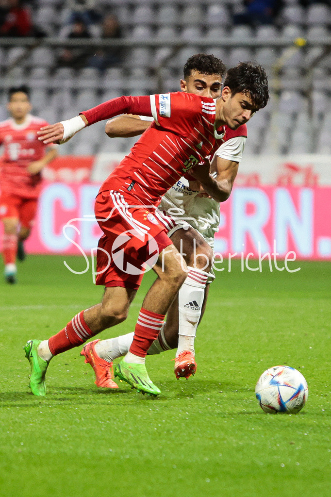 FC Bayern Amateure - 1. FC Nuernberg II | Lucas Copado Schrobenhauser (FCB #9) setzt sich im Strafraum durch und erzielt den Treffer zum 1-1