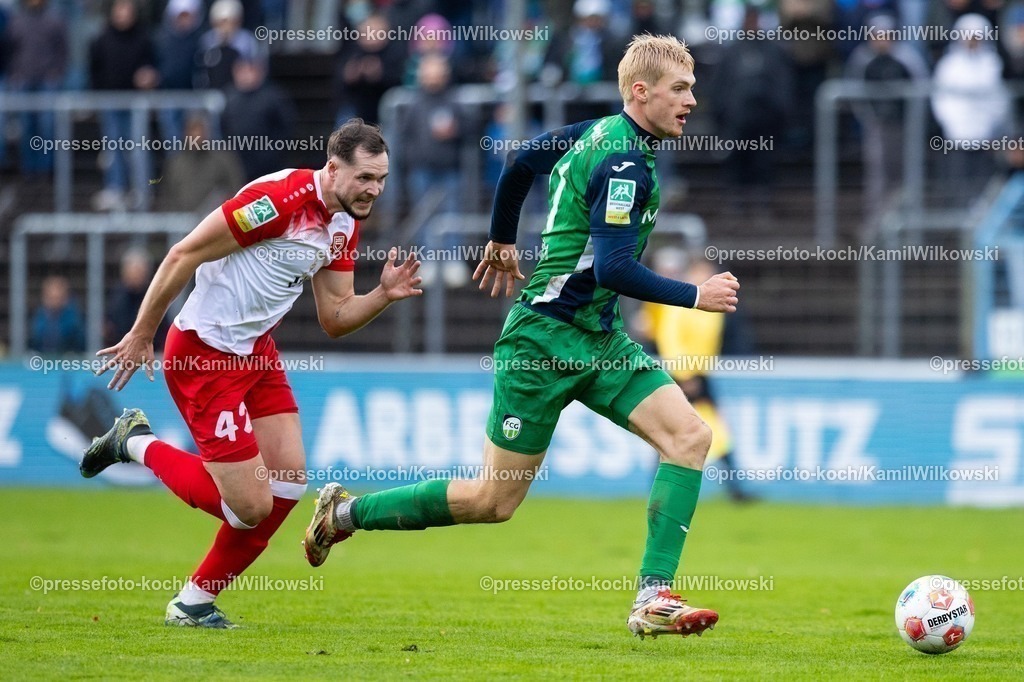 xKWIx26102501026 | 26.10.2025, xkwix, Fußball, Regionalliga West, FC Gütersloh - Sportfreunde Siegen, Ohlendorf Stadion im Heidewald:  Luis Frieling (FC Gütersloh #21) im Zweikampf vor dem 2:1 Tor gegen Florian Mayer (Sportfreunde Siegen #42)