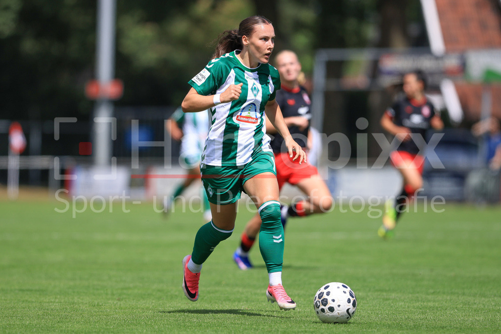 Fussball, Testspiel Frauen, FC Twente Enschede - SV Werder Bremen | Felicia Sträßer (SV Werder Bremen, 19) am Ball, Einzelbild, Ganzkörper, Aktion, Action, Spielszene
