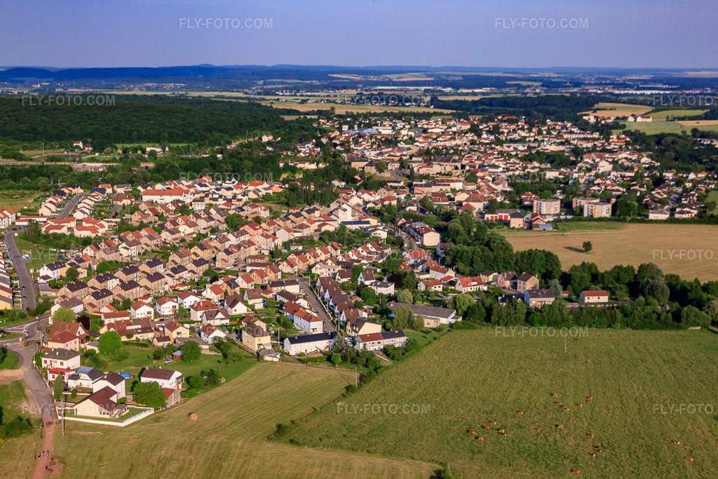 Aerial view: View of the town from the northwest in Hettange-Grande in the state Moselle, France. – Photo: IMG_29505.jpg taken on 06/26/2010 by Werner Riehm/FLY-FOTO.com – Resolution of the original: 4752 x 3168 px