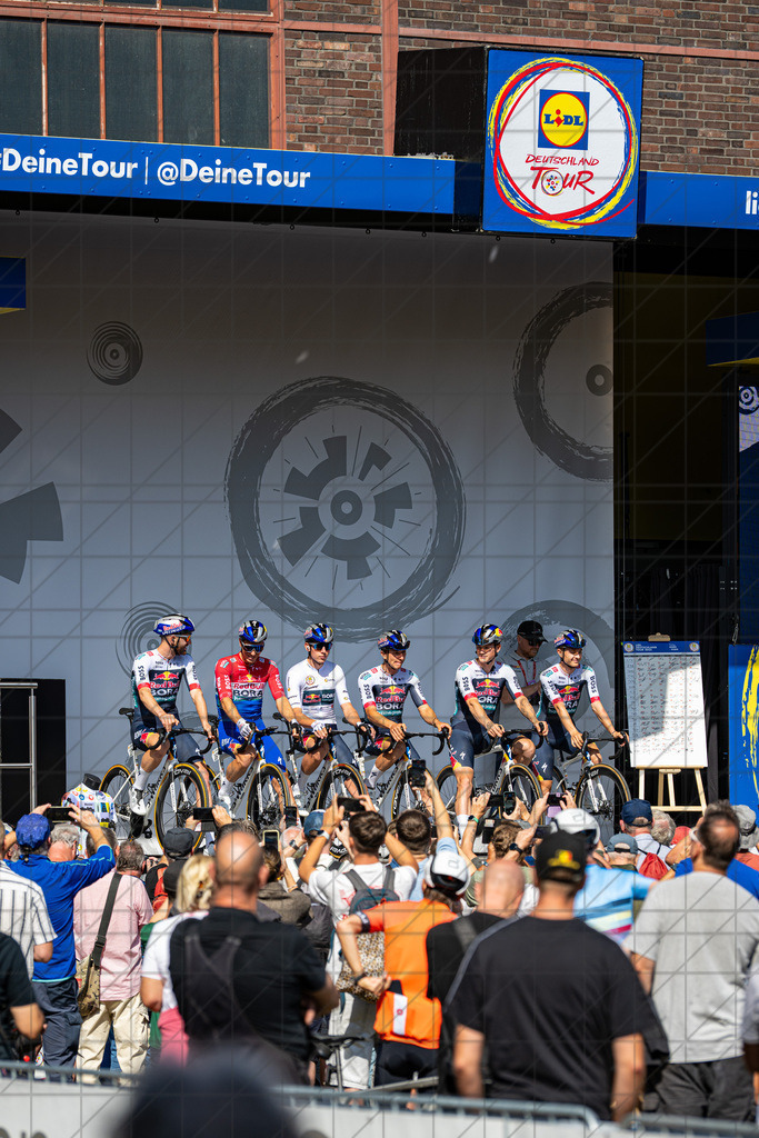DeutschlandTour 2025 | Etappe 1 - Essen (Start) | Red Bull-Bora-Hansgrohe//  21.08.25: DeutschlandTour 2025 | Etappe 1 - Essen (Start) / Essen / Deutschland  //   CREDIT:www.bullenfotos.de, Martin König, Hörner Weg 40, D-49078 Osnabrück, +4917663732967 // Nutzung und Weitergabe nur zu den vereinbarten Zwecken. Presseanfragen an Ersteller. Alle Rechte beim Ersteller. Honorierung nach MFM. - Realisiert mit Pictrs.com