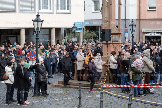 Gottesdienst in Aschaffenburg | 26.01.2025 Ökumenischer Trauergottesdienst in der Stiftskirche St. Peter und Alexander mit Bundesinnenministerin Nancy Faeser, Ministerpräsident Markus Söder, dem Würzburger Bischof Franz Jung, dem evangelischen Landesbischof Christian Kopp und Oberbürgermeister Jürgen Herzing für die Opfer der tödlichen Messerattacke im Park Schöntal. Es starben ein zweijähriger Junge und ein 41-jähriger Mann bei dem Messerangriff. Landesweite Trauerbeflaggung. Schöntalpark (Foto: Peter Henrich) - Realisiert mit Pictrs.com