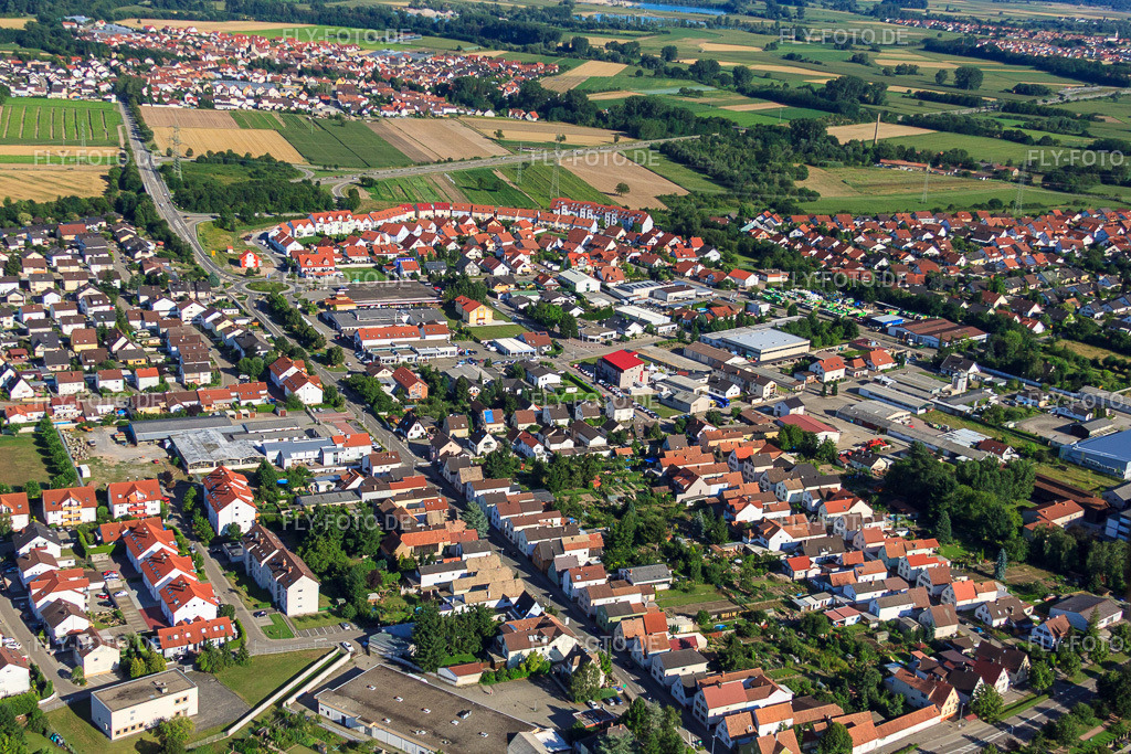 Kuhharder Straße | Luftbild: Kuhharder Straße in Rülzheim im Bundesland Rheinland-Pfalz in Deutschland. Foto: IMG_30745.jpg vom 31.07.2010 durch Werner Riehm/FLY-FOTO.de - Realisiert mit Pictrs.com