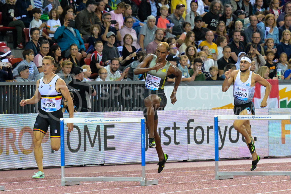 Leichtathletik: Weltklasse Zürich | 08.09.2022, Zürich, Letzigrund, Leichtathletik: Weltklasse Zürich, WATRIN Julien (BEL), dos SANTOS Alison (BRA) und HAPPIO Wilfried (FRA) im 400m-Hürdenlauf der Männer. - Realisiert mit Pictrs.com