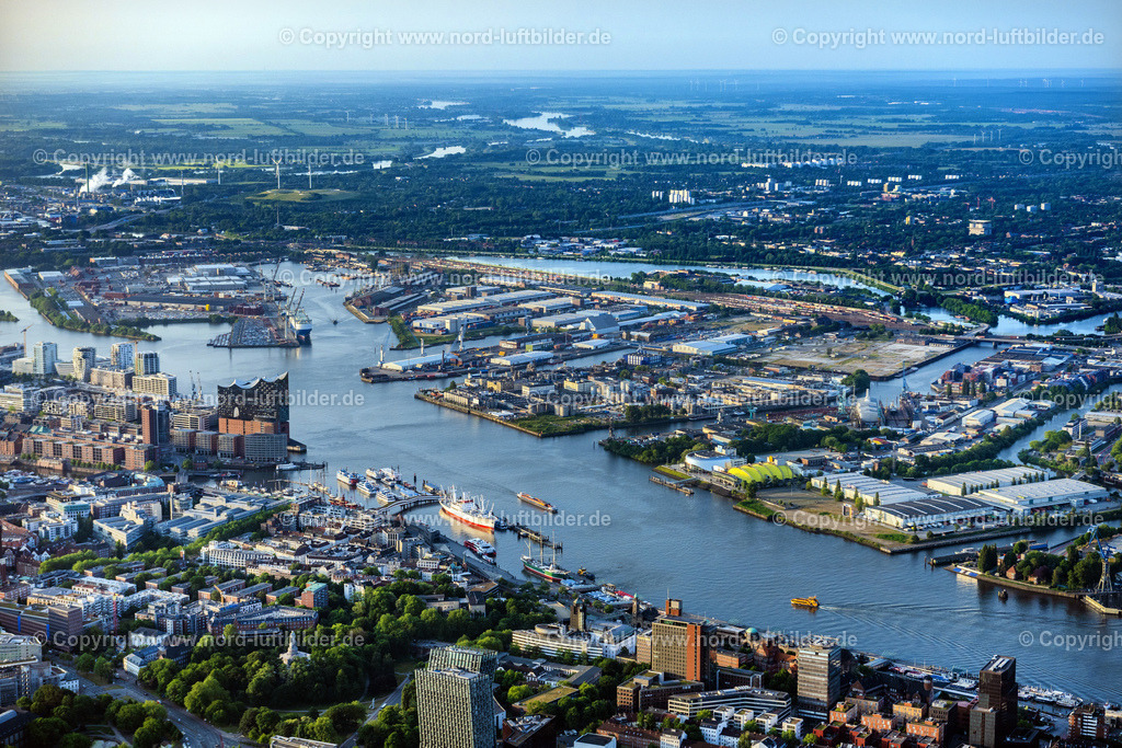 Hamburg_Elbphilharmonie_ELS_3104050623 | HAMBURG 05.06.2023 Elbphilharmonie am Ufer der Elbe in Hamburg. Das Konzerthaus- Gebäude im Stadtteil Hamburg-HafenCity befindet sich am Ufer der Elbe der Hansestadt. Weiterführende Informationen bei: HamburgMusik gGmbH - Elbphilharmonie und Laeiszhalle Betriebsgesellschaft,  ReGe Hamburg Projekt-Realisierungsgesellschaft mbH. // The Elbe Philharmonic Hall on the river bank of the Elbe in Hamburg. Further information at: HamburgMusik gGmbH - Elbphilharmonie und Laeiszhalle Betriebsgesellschaft,  ReGe Hamburg Projekt-Realisierungsgesellschaft mbH. Foto: Martin Elsen