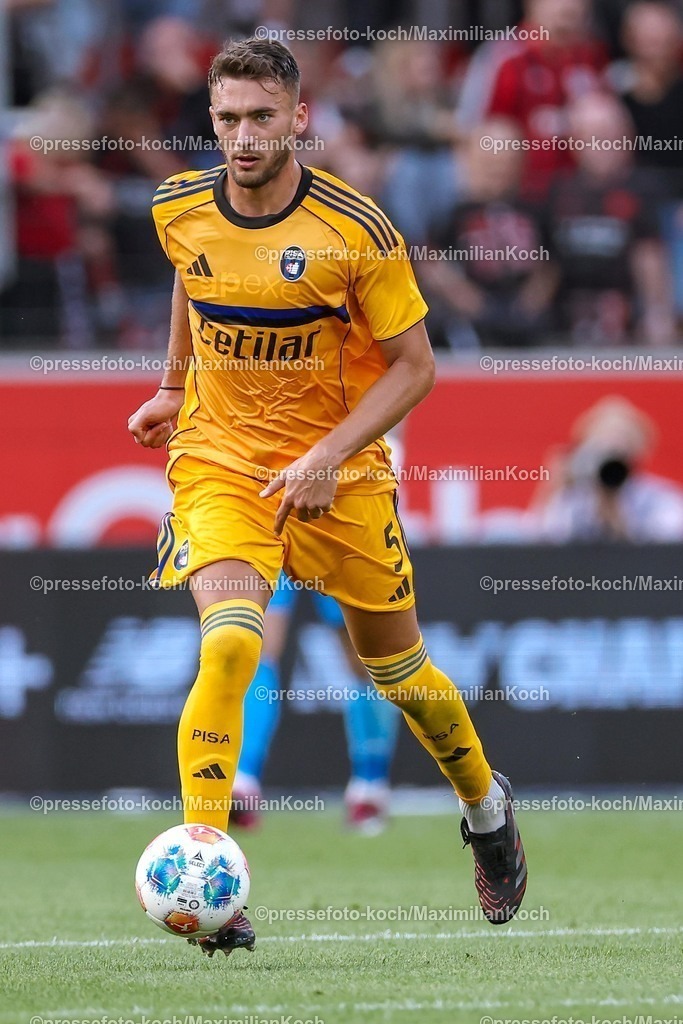 B0405082501174 | 05.08.2025, Fußball, Bayer 04 Leverkusen - Pisa Sporting Club, Testspiel, Saisoneröffnung in der BayArena, Saison 2025 2026: Simone Canestrelli (Pisa SC #05)  DFB regulations prohibit any use of photographs as image sequences and or quasi-video.