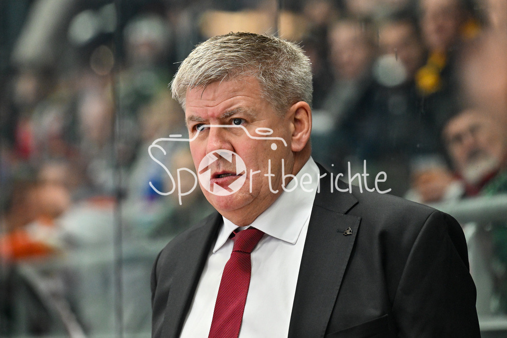 Augsburger Panther - Nürnberg Ice Tigers | AUGSBURG, GERMANY - 28. NOVEMBER: im Bild Bill PETERS Trainer Augsburger Panther / Einzelfoto / Freisteller beim Ligaspiel zwischen den Augsburger Panthern und den Nürnberg Ice Tigers am 23. Spieltag der Penny DEL im Curt Frenzel Stadion