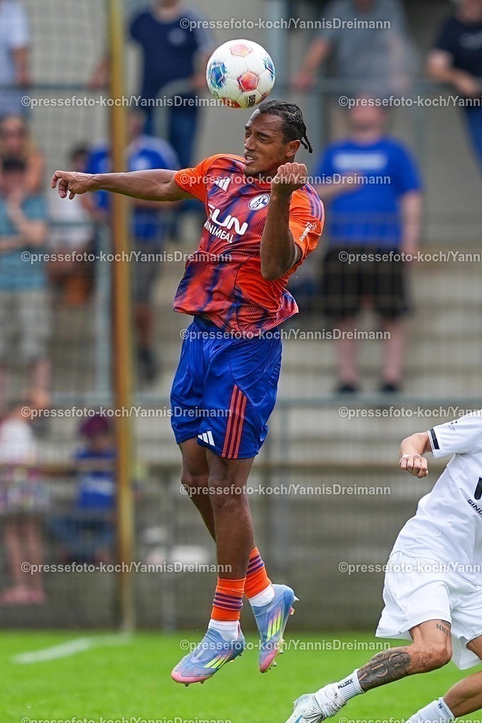 xYDR20072501087 | 20.07.2025, xydrx, Fußball, Rot Weiss Ahlen - FC Schalke 04, Testspiel, Wersestadion: Anton Donkor (FC Schalke 04 #30)