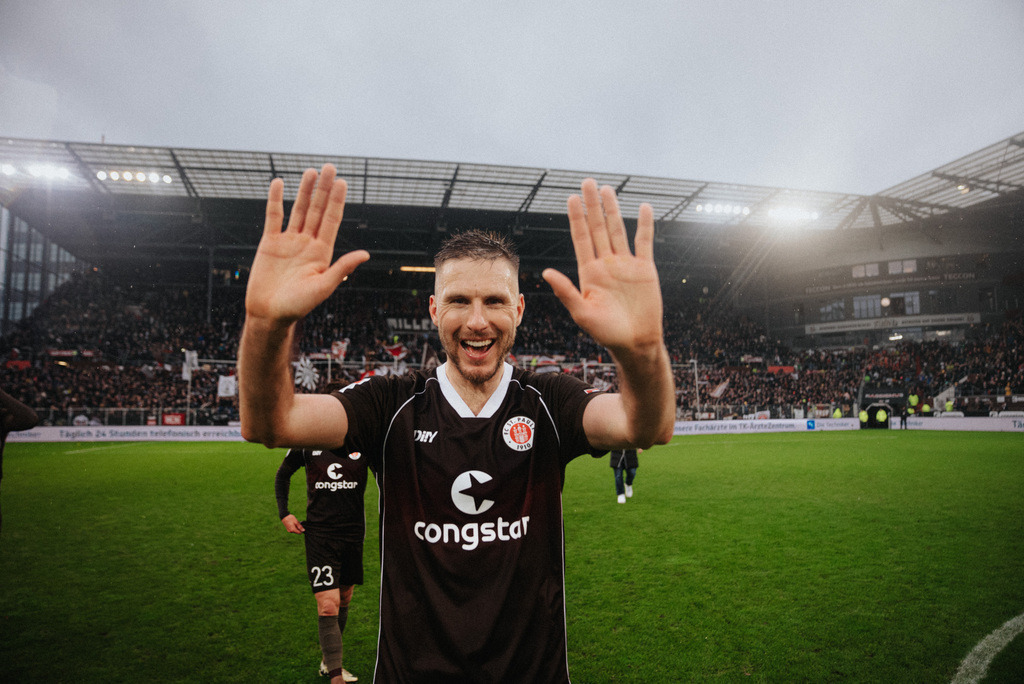 DSC06602 | Der offizielle Shop für FC St. Pauli Fotos. Wähle aus Spielszenen & Fanmomenten dein FCSP Wunschformat. Wir liefern Millerntor-Atmosphäre.