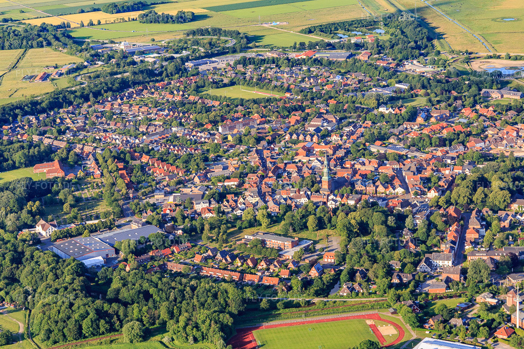 Luftbild: Stadtübersicht von Südwesten in Tönning im Bundesland Schleswig-Holstein in Deutschland. Foto: IMG_0007306.jpg vom 10.07.2021 durch Werner Riehm/FLY-FOTO.de