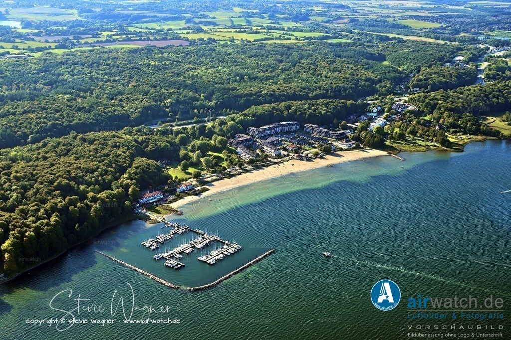 Luftbild Flensburger Foerde, Flensburg Wassersleben, Segel-Sport Flensburg Harrislee | Wassersleben ist eine Siedlung in der Gemeinde Harrislee im Kreis Schleswig-Flensburg, direkt an der deutsch-dänischen Grenze und nördlich von Flensburg gelegen. Es liegt idyllisch an der Flensburger Förde und ist bekannt für seinen etwa einen halben Kilometer langen Sandstrand, der als Strandbad genutzt wird und besonders bei Familien beliebt ist.