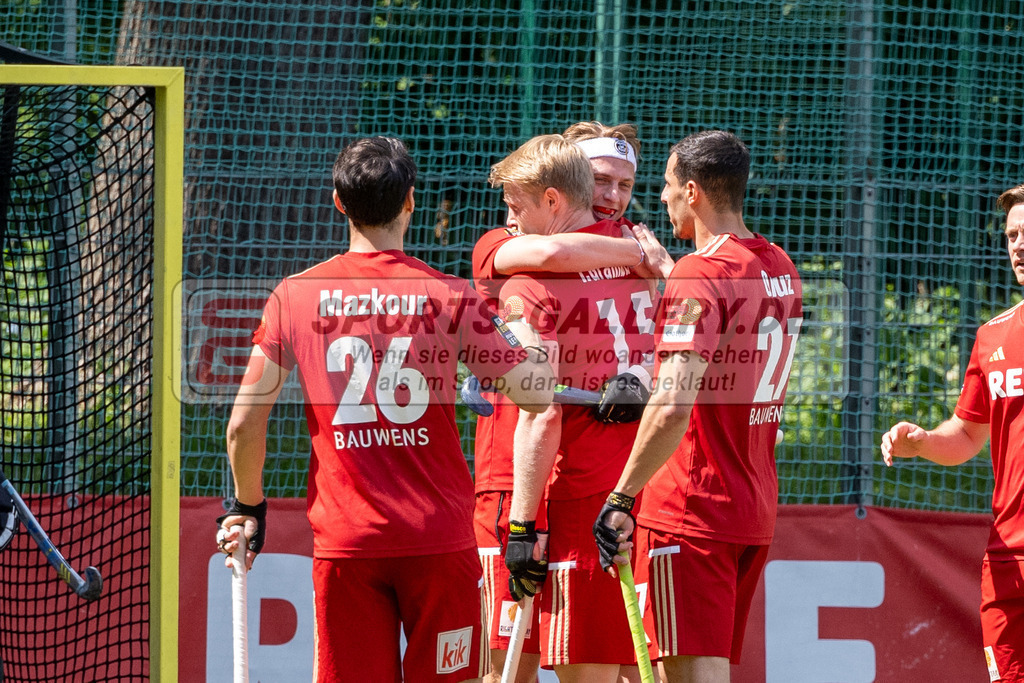 SFE_20240511_0053 | Krefeld, Deutschland, 11.05.2024: Henrik Siegburg (Rot-Weiss Köln) Tom Grambusch (Rot-Weiss Köln)  Elian Mazkour (Rot-Weiss Köln) in Aktion waehrend des Spiels der Feldhockey 1. Bundesliga Herren zwischen Crefelder HTC - Rot Weiss Köln im Gerd-Wellen-Hockeyanlage am 11.05.2024 in Krefeld, Deutschland. (Foto von Stephan Fehrmann)

Krefeld, Germany, 11.05.2024: Henrik Siegburg (Rot-Weiss Köln) Tom Grambusch (Rot-Weiss Köln)  Elian Mazkour (Rot-Weiss Köln) in action during the game of Feldhockey 1. Bundesliga Herren between Crefelder HTC - Rot Weiss Köln in Gerd-Wellen-Hockeyanlage at 11.05.2024 in Krefeld, Deutschland. (Foto from Stephan Fehrmann)